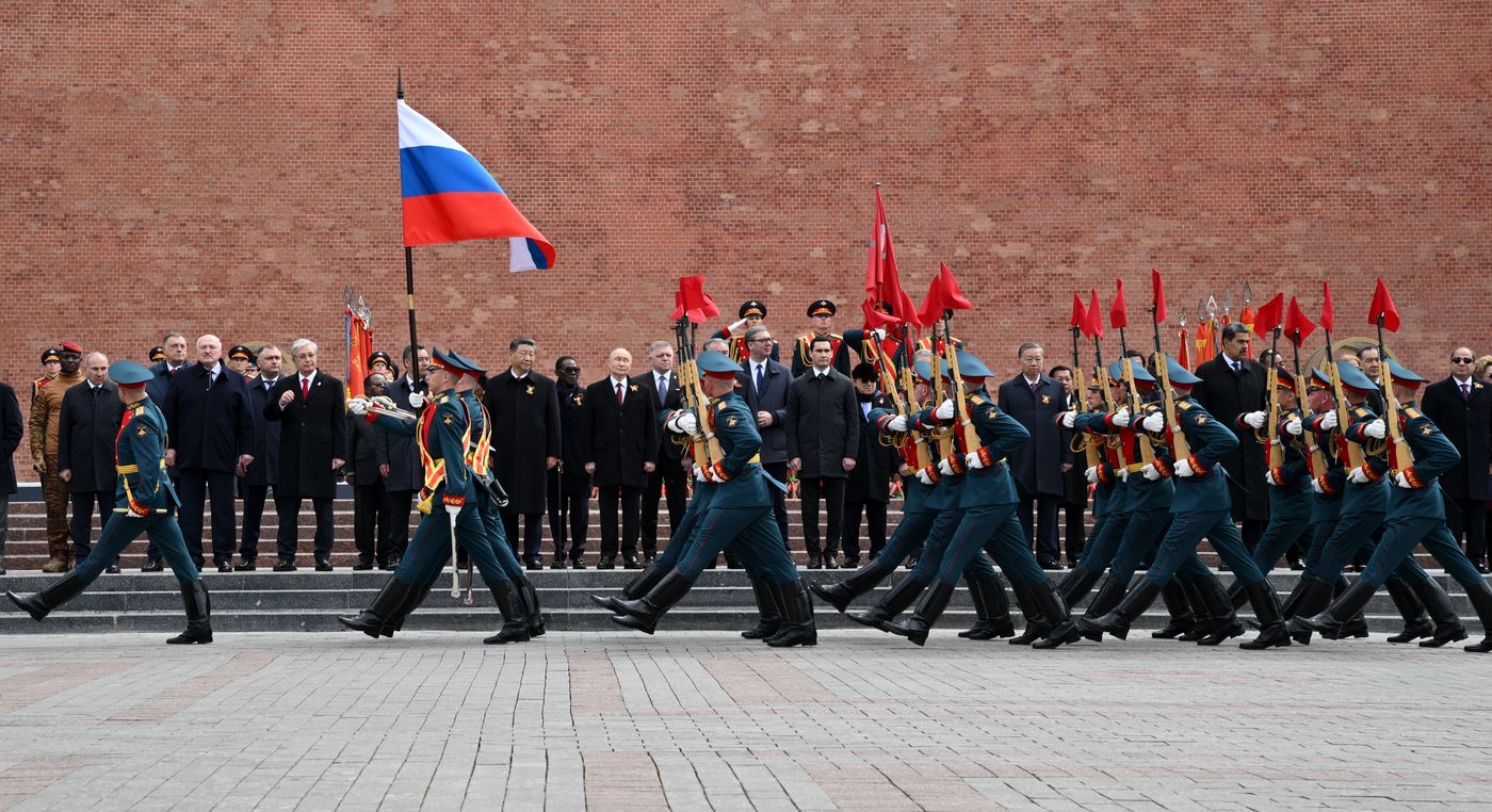 Церемония возложения цветов к Могиле Неизвестного солдата