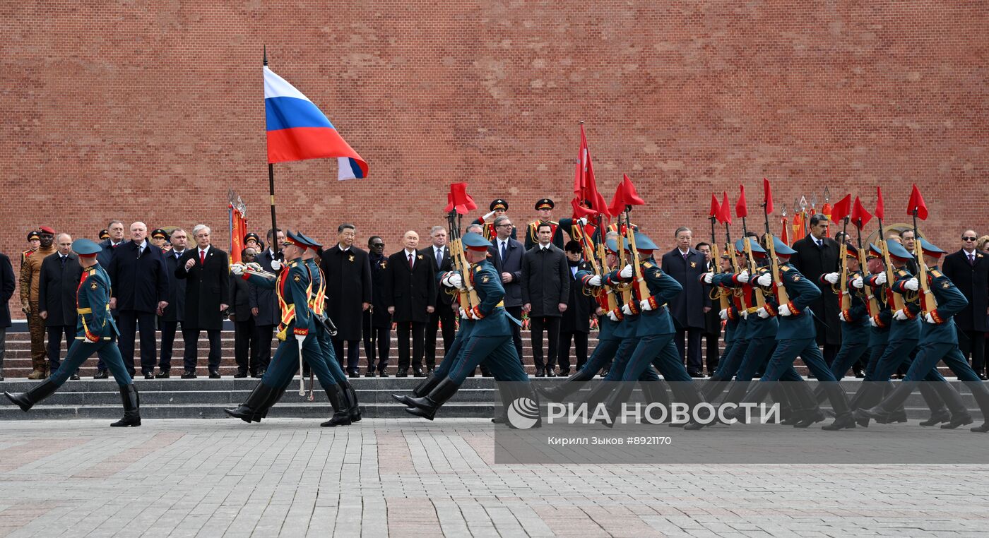 Церемония возложения цветов к Могиле Неизвестного солдата