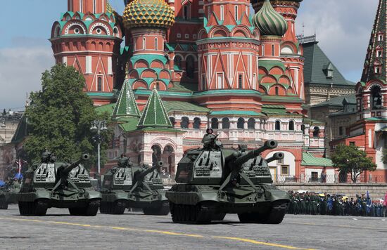 Самоходные артиллерийские установки (САУ) "Мста-С" на Красной площади в Москве на военном параде, посвященном 80-летию Победы в Великой Отечественной войне. Место: Россия, Москва. Автор: Анатолий Медведь/РИА Новости. Москва. Военный парад, посвященный 80-летию Победы в Великой Отечественной войне