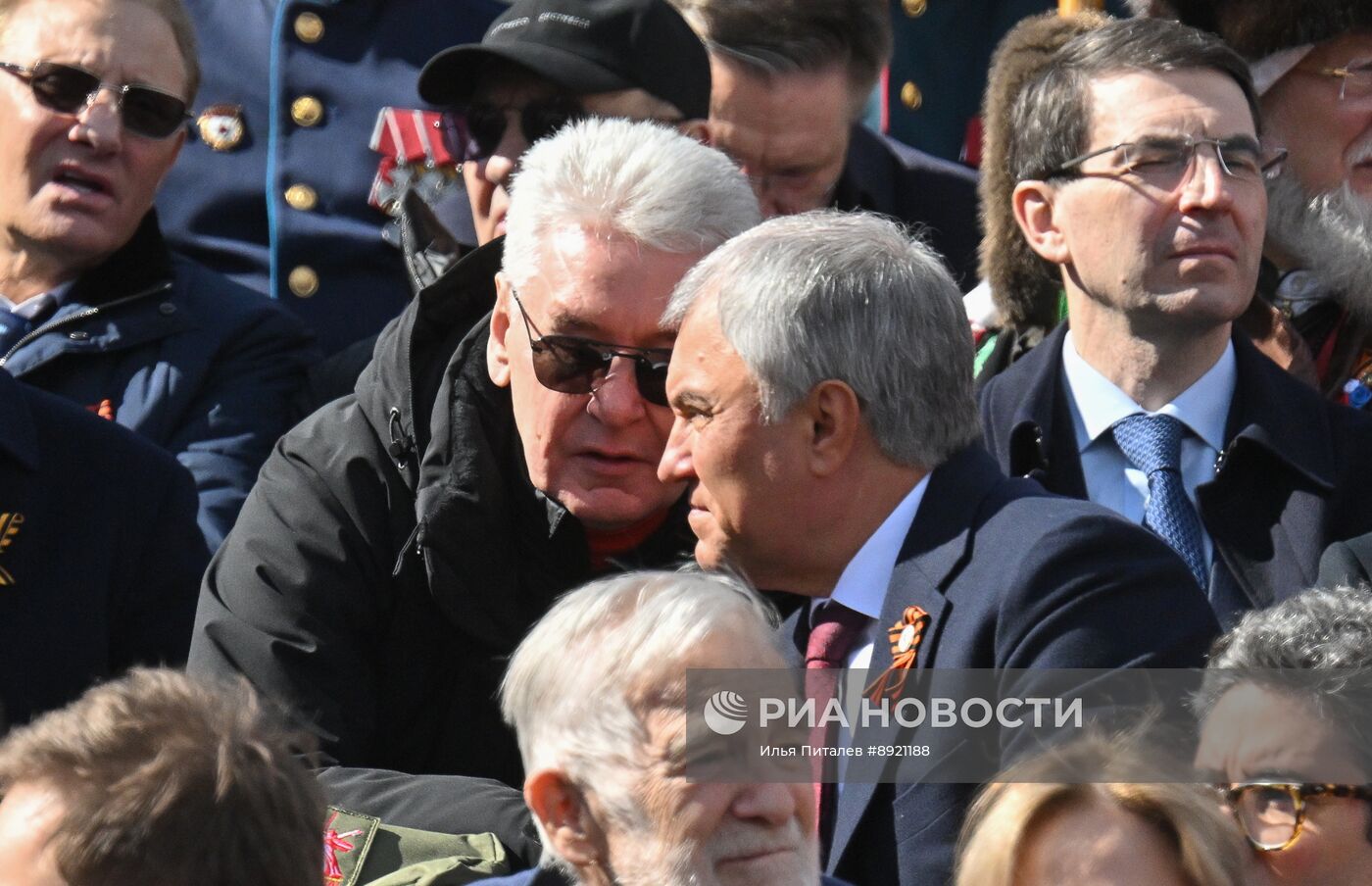 Официальные лица на военном параде в честь 80-летия Победы