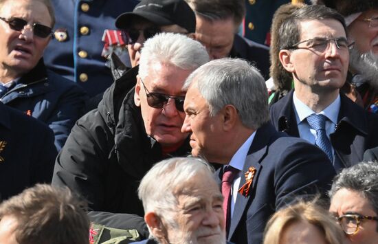 Мэр Москвы Сергей Собянин и председатель Государственной Думы РФ Вячеслав Володин (в центре слева направо) яна Красной площади в Москве на военном параде, посвященном 80-летию Победы. 9 мая Россия отмечает 80-летие Победы в Великой Отечественной войне 1941-1945 годов. Место: Россия, Москва. Автор: Илья Питалев/РИА Новости. Официальные лица на военном параде в честь 80-летия Победы