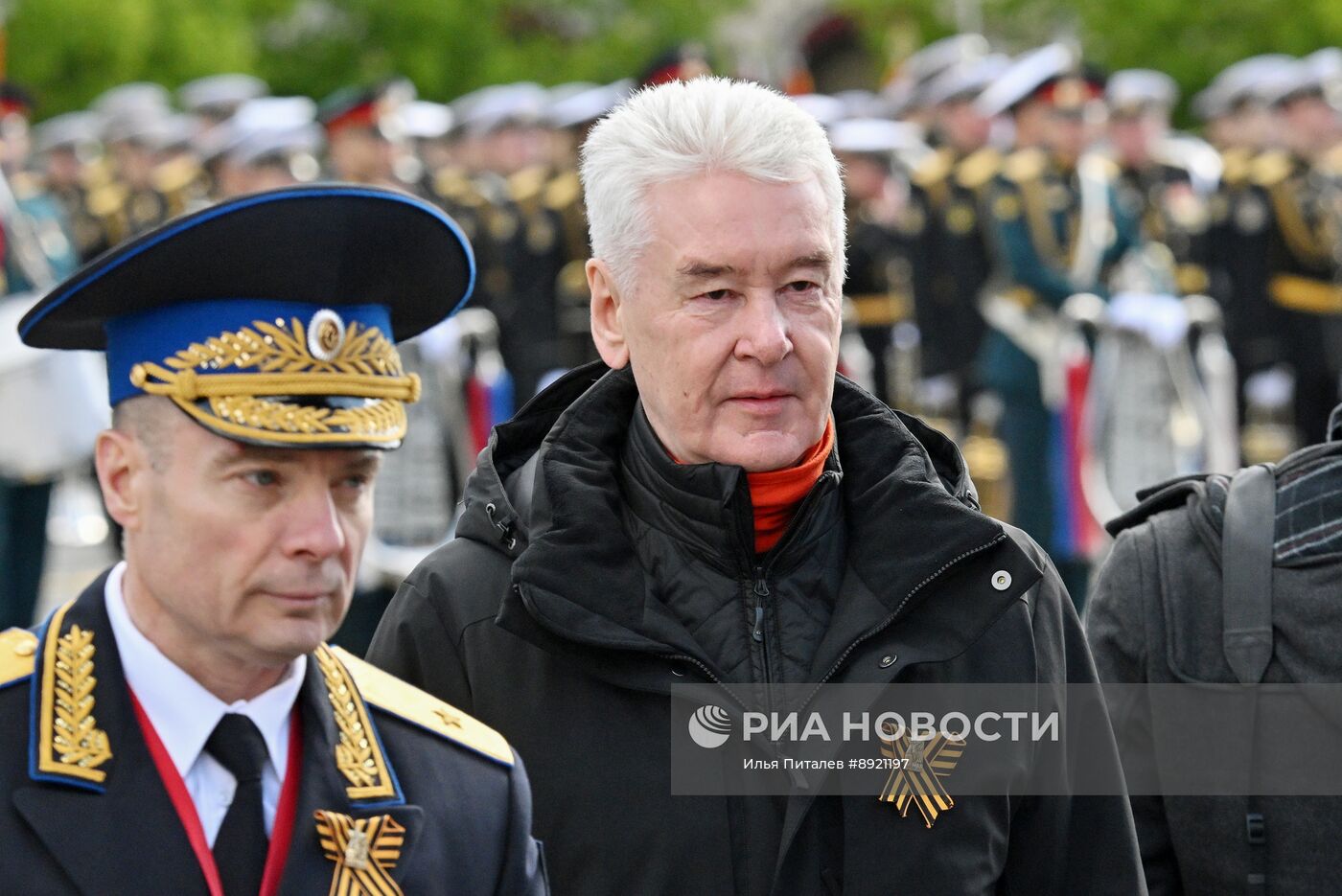 Официальные лица на военном параде в честь 80-летия Победы