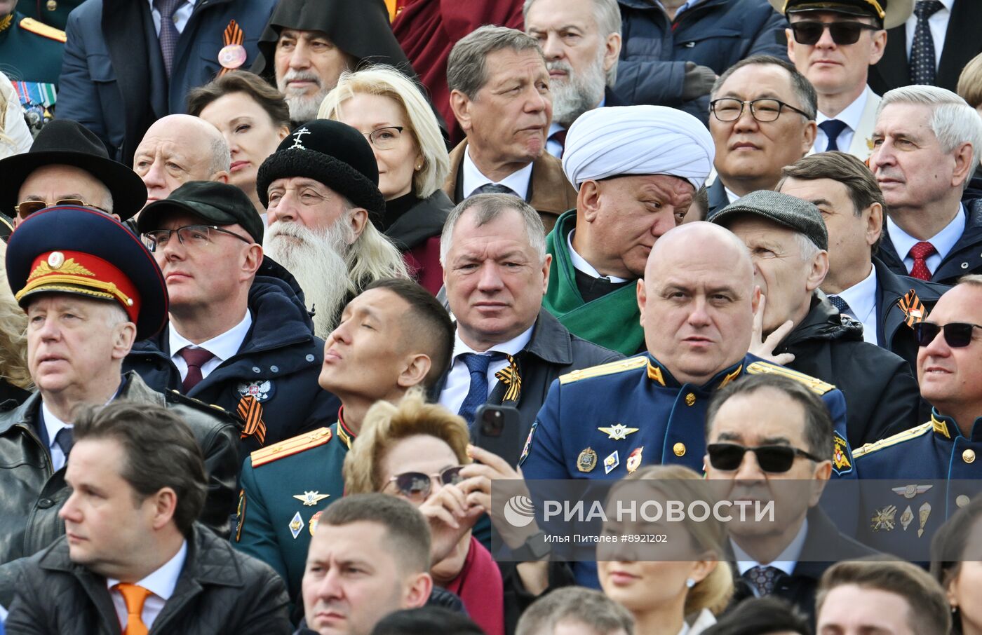 Официальные лица на военном параде в честь 80-летия Победы