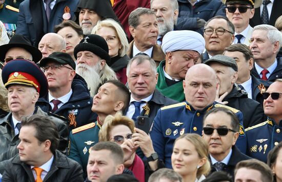 Гости на Красной площади в Москве на военном параде, посвященном 80-летию Победы. 9 мая Россия отмечает 80-летие Победы в Великой Отечественной войне 1941-1945 годов. В центре: заместитель председателя правительства РФ Марат Хуснуллин. Место: Россия, Москва. Автор: Илья Питалев/РИА Новости. Официальные лица на военном параде в честь 80-летия Победы