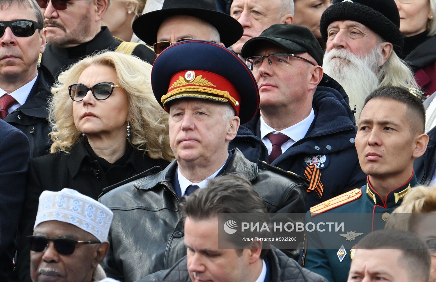 Официальные лица на военном параде в честь 80-летия Победы