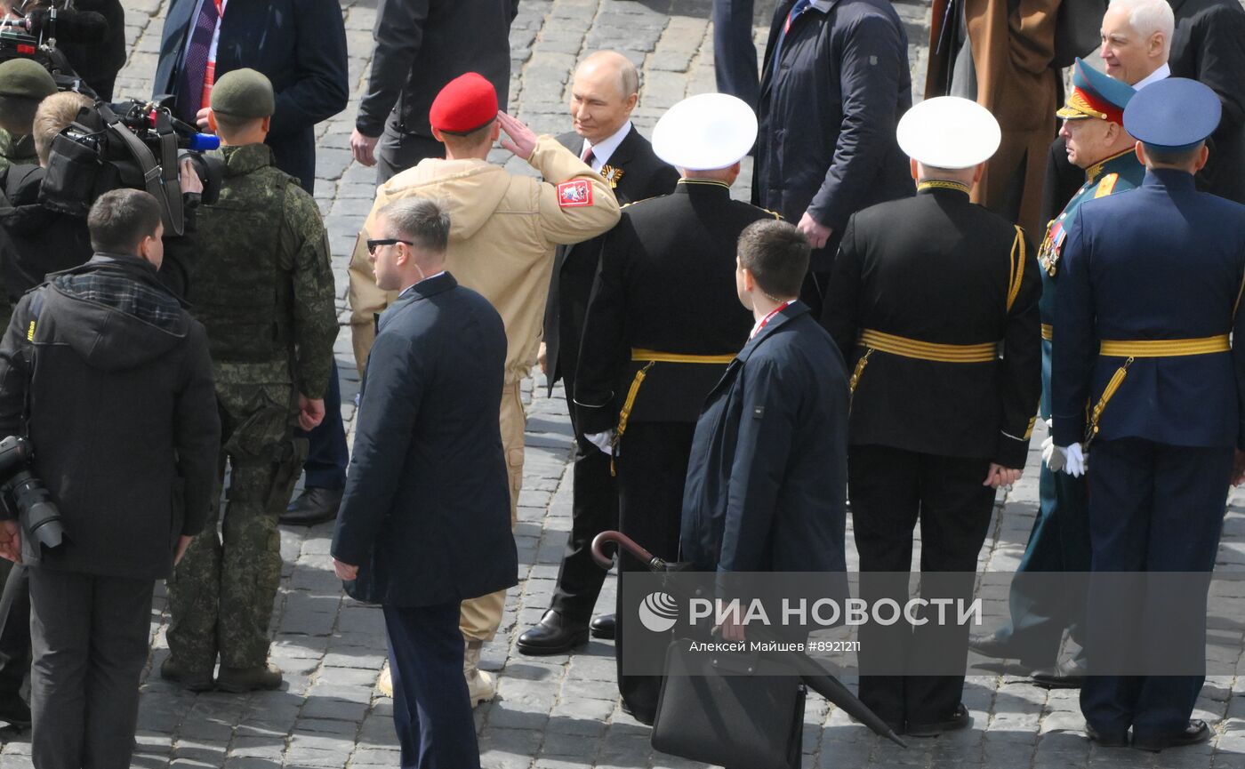 Президент РФ В. Путин и иностранные лидеры на военном параде в честь 80-летия Победы