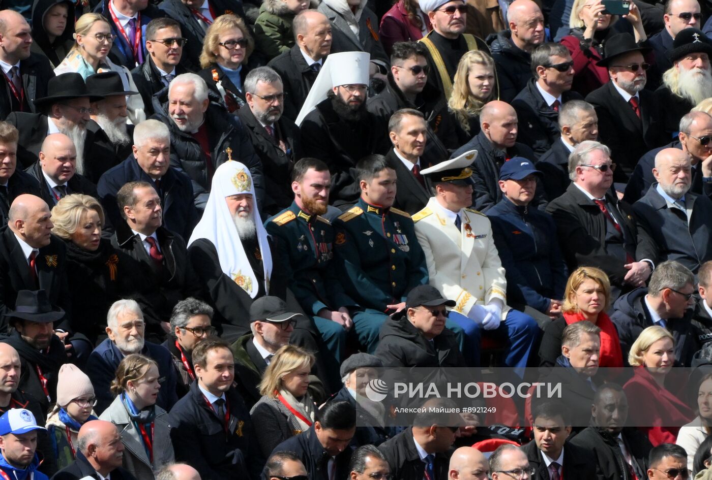 Официальные лица на военном параде в честь 80-летия Победы