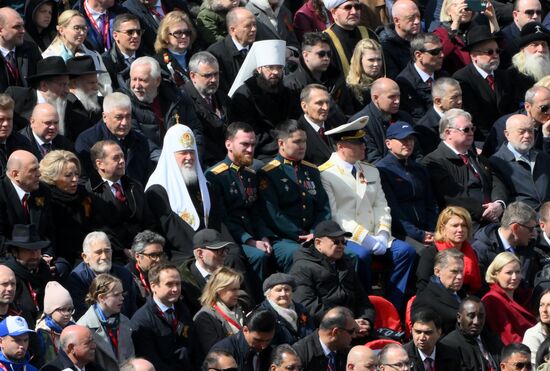 Заместитель председателя Совета безопасности РФ Дмитрий Медведев и патриарх Московский и всея Руси Кирилл на Красной площади в Москве на военном параде, посвященном 80-летию Победы. 9 мая Россия отмечает 80-летие Победы в Великой Отечественной войне 1941-1945 годов. Место: Россия, Москва. Автор: Алексей Майшев/РИА Новости. Официальные лица на военном параде в честь 80-летия Победы