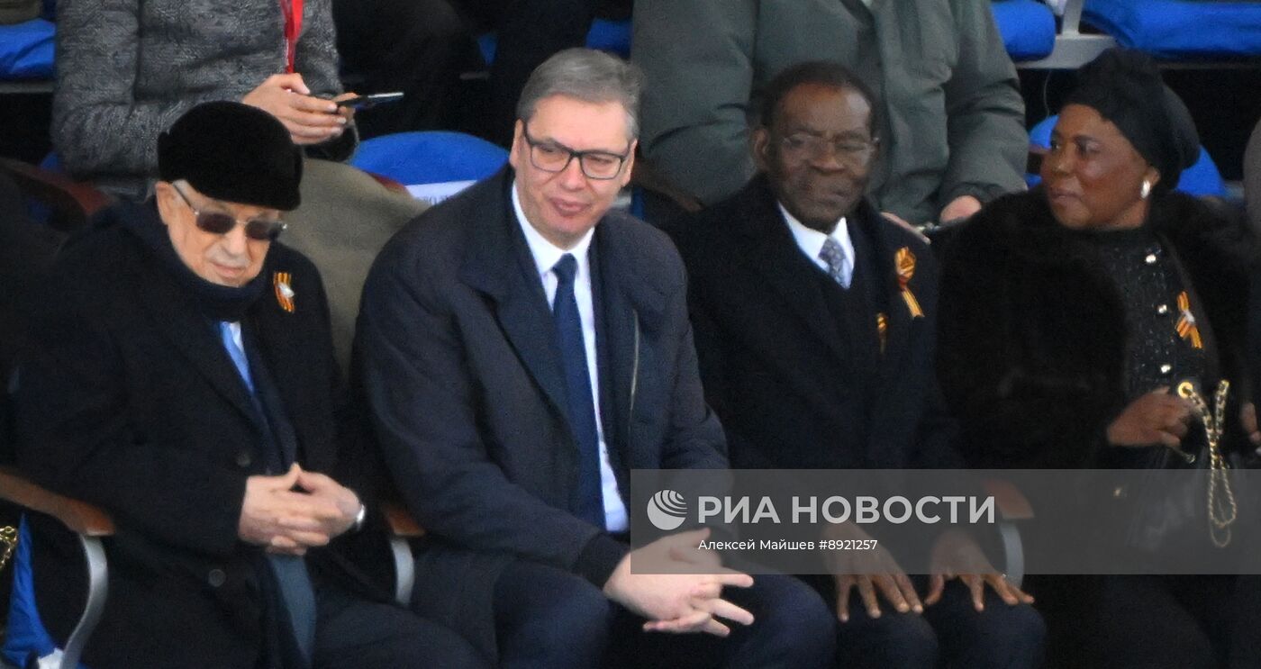 Президент РФ В. Путин и иностранные лидеры на военном параде в честь 80-летия Победы