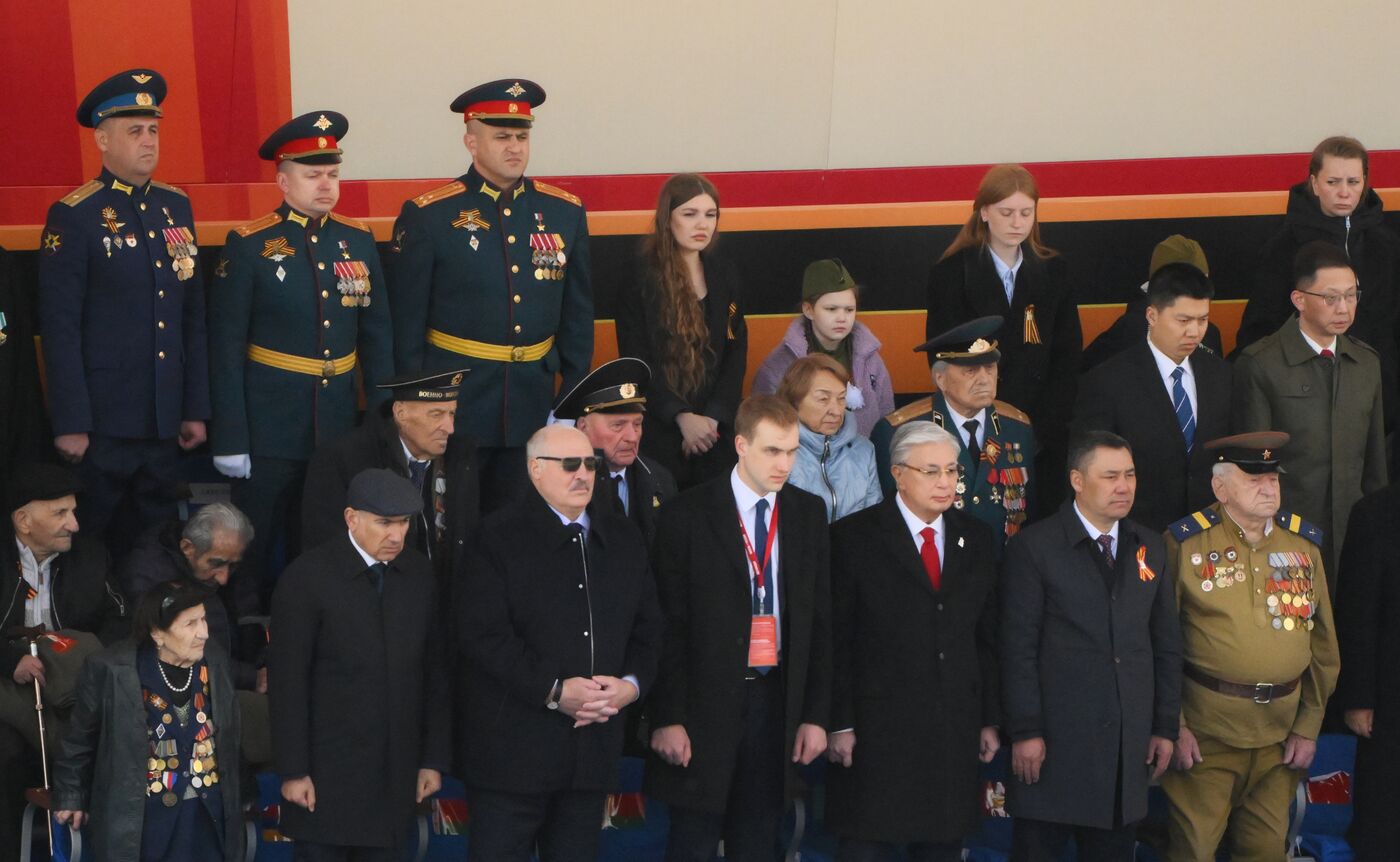 Президент РФ В. Путин и иностранные лидеры на военном параде в честь 80-летия Победы 