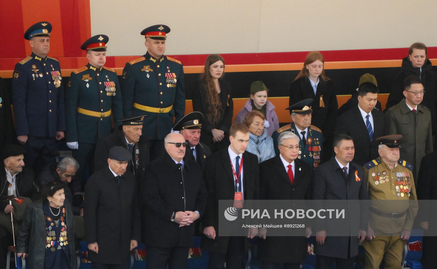 Президент РФ В. Путин и иностранные лидеры на военном параде в честь 80-летия Победы