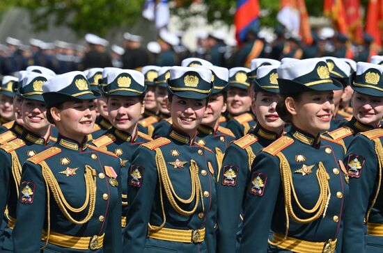 Парадный расчет военнослужащих-женщин (курсантов Военного университета имени князя Александра Невского) на Красной площади в Москве на военном параде, посвященном 80-летию Победы в Великой Отечественной войне. Место: Россия, Москва. Автор: Илья Питалев/РИА Новости. Москва. Военный парад, посвященный 80-летию Победы в Великой Отечественной войне