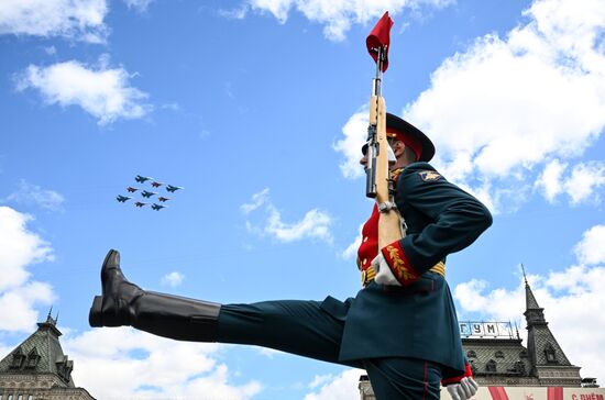 Строй "Кубинский бриллиант" из истребителей МиГ-29 и Су-30СМ пилотажных групп "Русские витязи" и "Стрижи" на военном параде на Красной площади в Москве, посвященном 80-летию Победы в Великой Отечественной войне. Место: Россия, Москва. Автор: Сергей Бобылев/РИА Новости. Москва. Военный парад, посвященный 80-летию Победы в Великой Отечественной войне