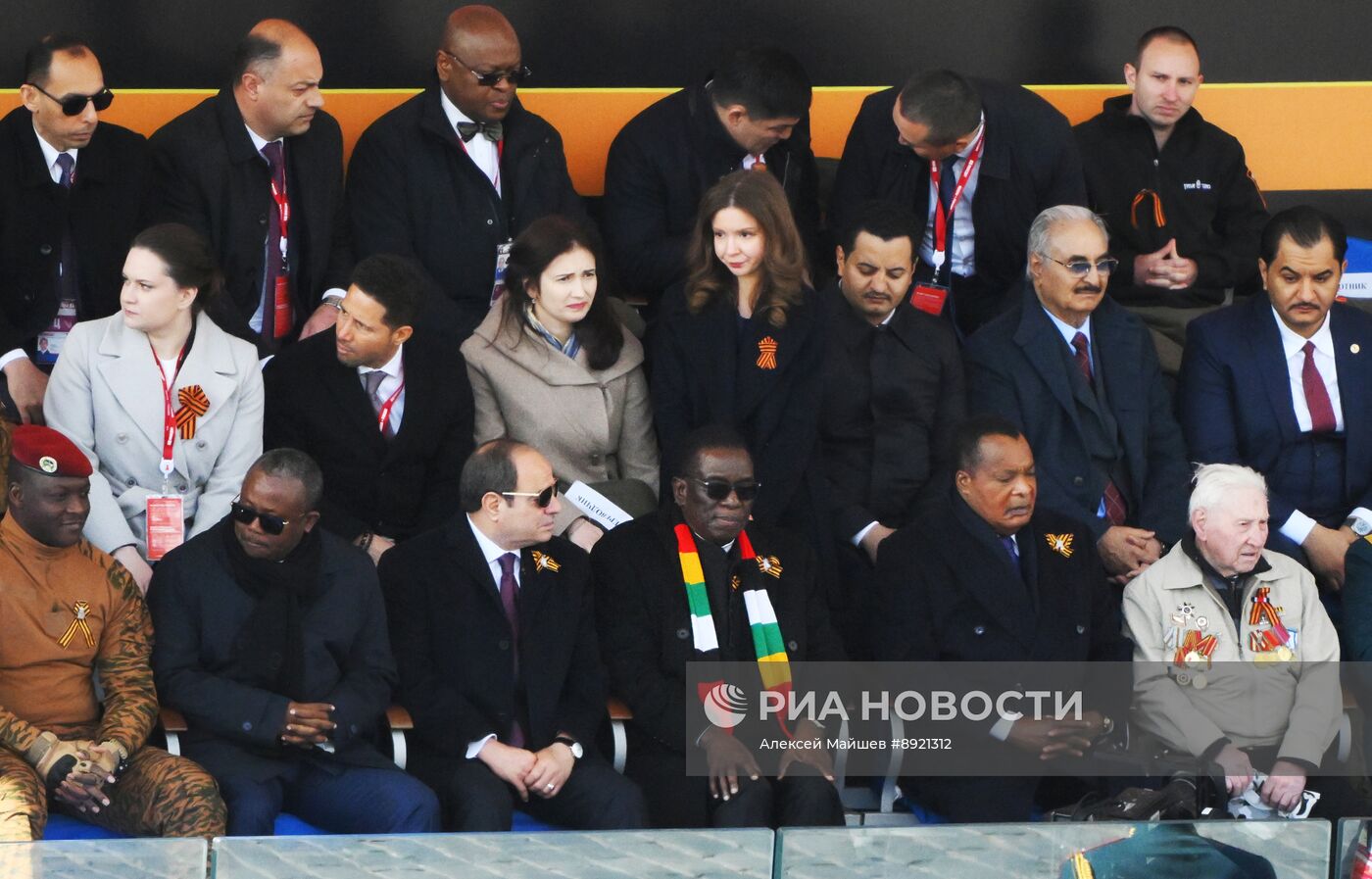 Официальные лица на военном параде в честь 80-летия Победы