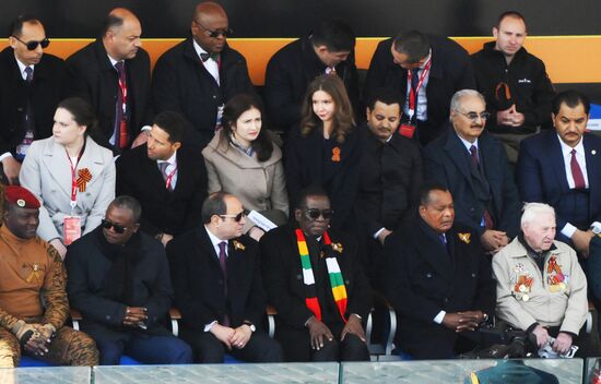 Президент Зимбабве Эммерсон Мнангагва (в центре на первом плане) на Красной площади в Москве на военном параде, посвященном 80-летию Победы. 9 мая Россия отмечает 80-летие Победы в Великой Отечественной войне 1941-1945 годов. Место: Россия, Москва. Автор: Алексей Майшев/РИА Новости. Официальные лица на военном параде в честь 80-летия Победы