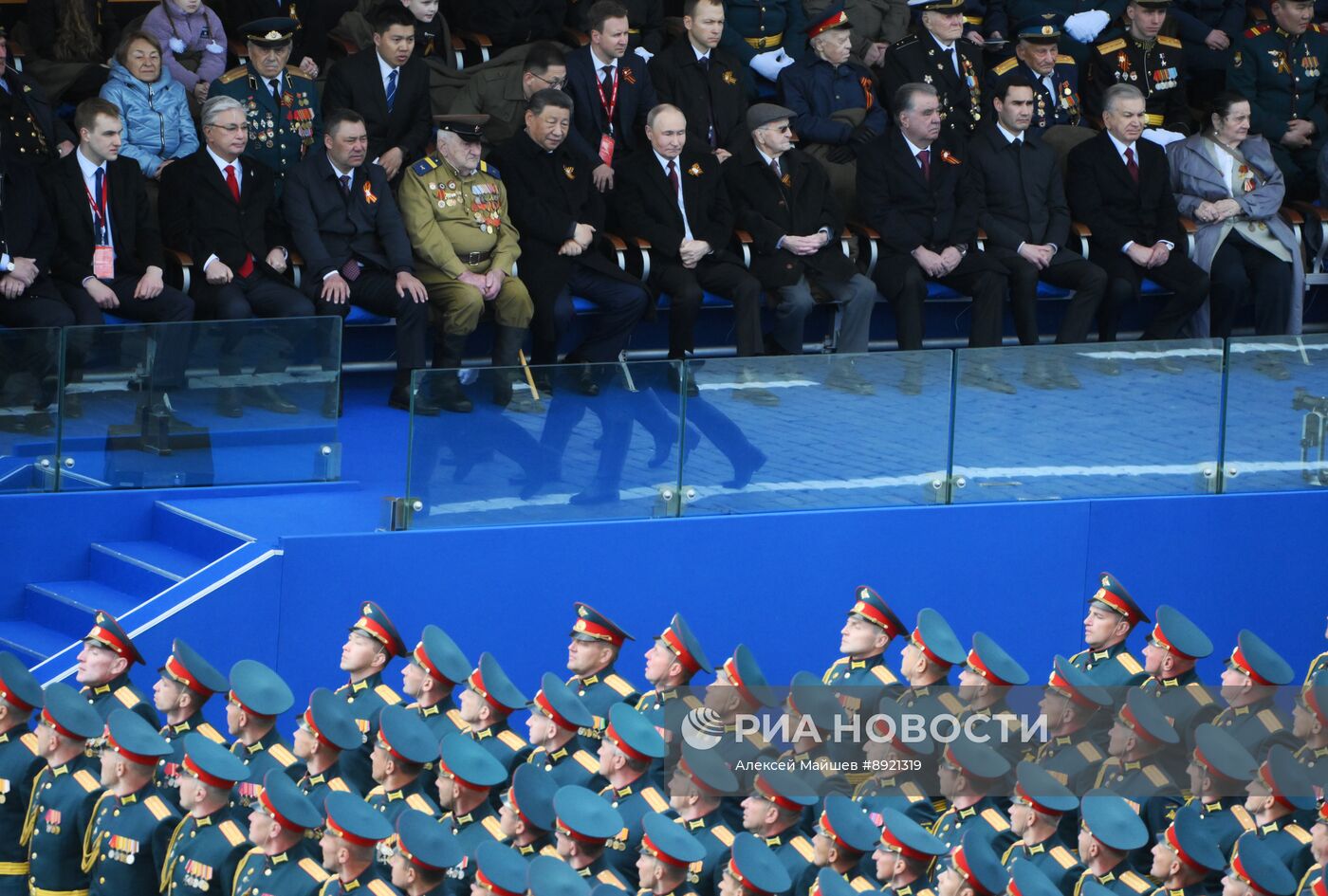 Президент РФ В. Путин и иностранные лидеры на военном параде в честь 80-летия Победы