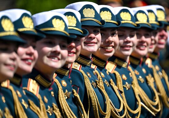 Парадный расчет военнослужащих-женщин на Красной площади в Москве на военном параде, посвященном 80-летию Победы в Великой Отечественной войне. Место: Россия, Москва. Автор: Евгений Биятов/РИА Новости. Москва. Военный парад, посвященный 80-летию Победы в Великой Отечественной войне