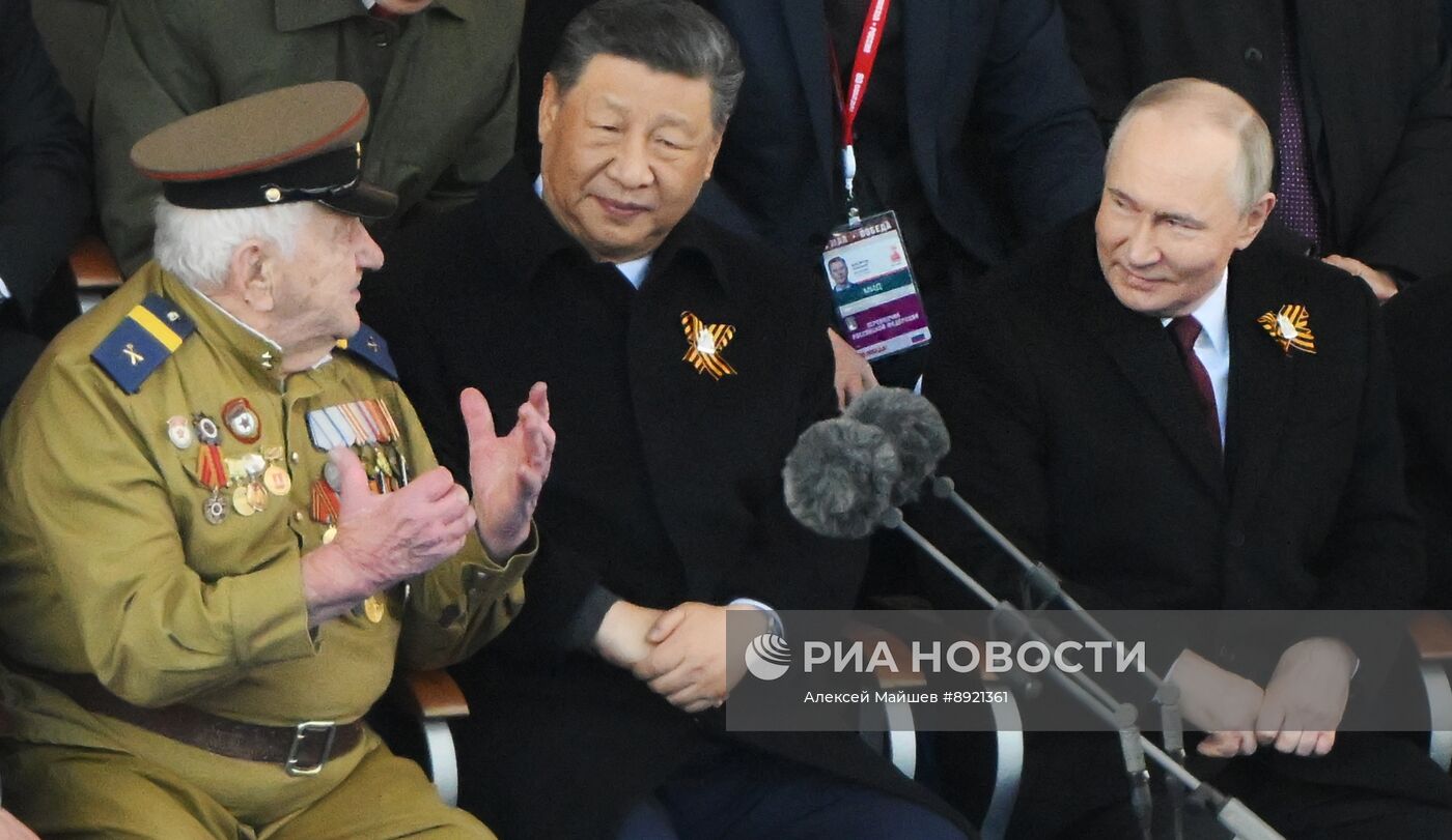 Президент РФ В. Путин и иностранные лидеры на военном параде в честь 80-летия Победы