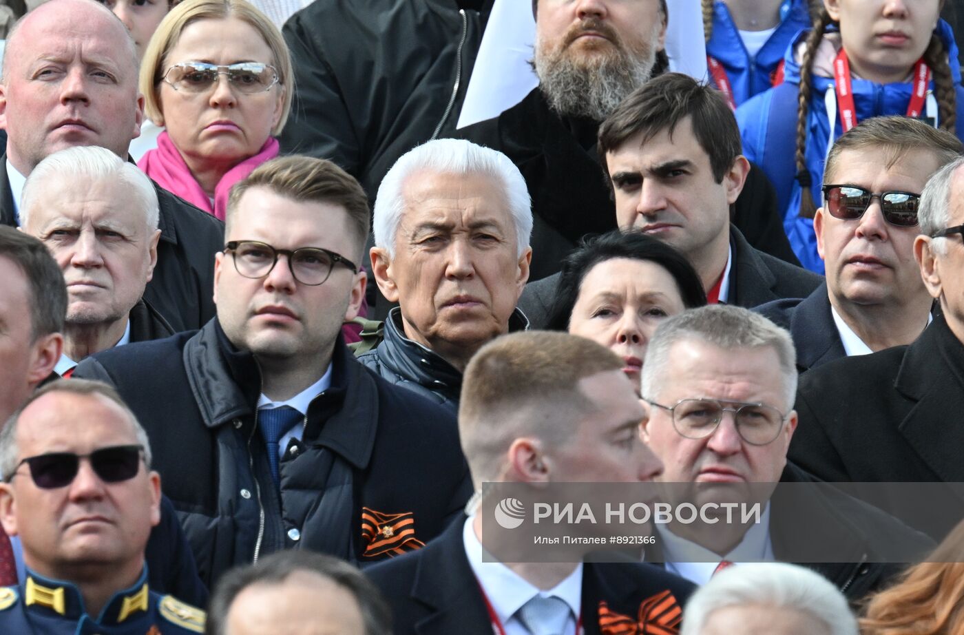 Официальные лица на военном параде в честь 80-летия Победы