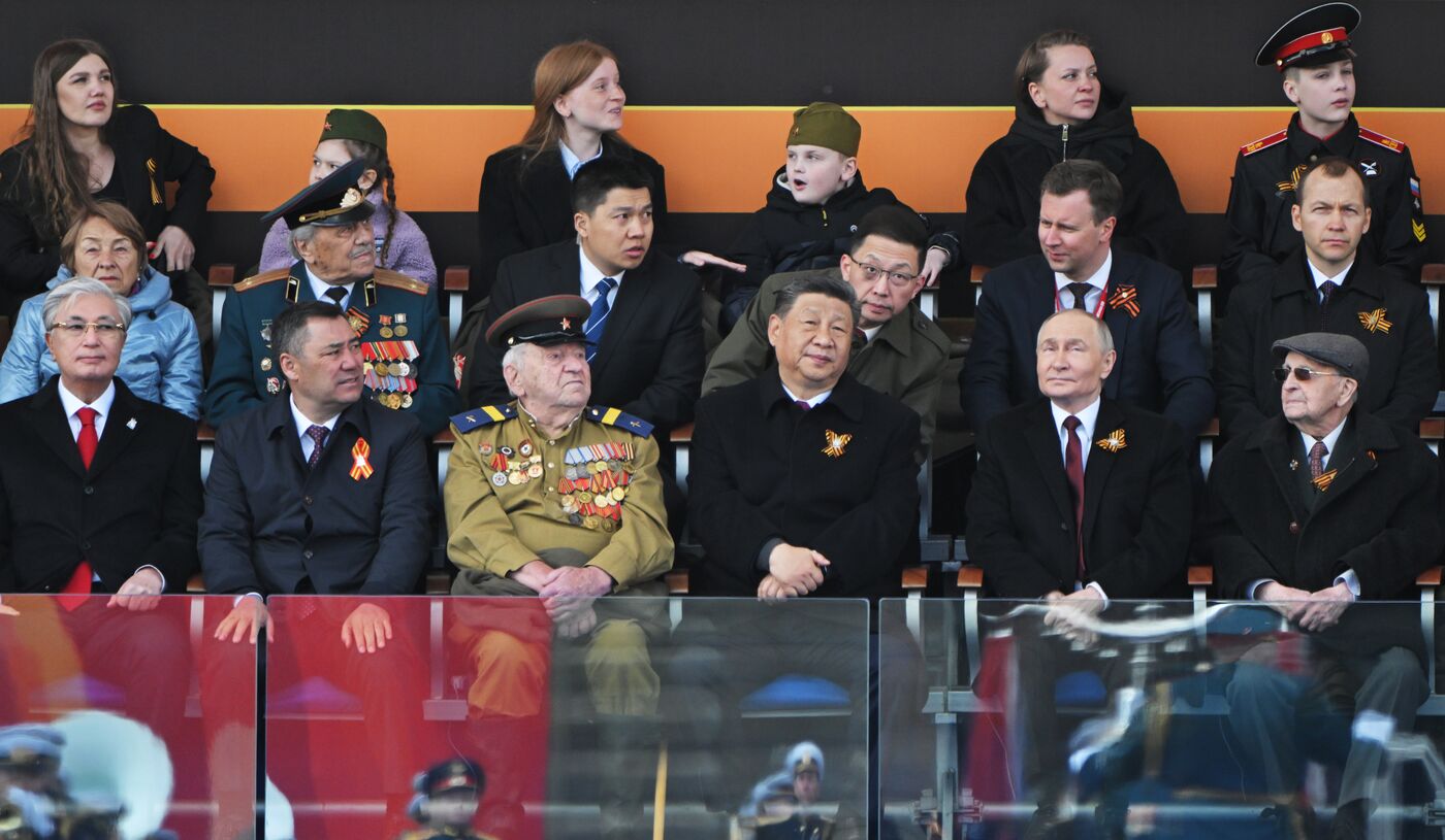 Президент РФ В. Путин и иностранные лидеры на военном параде в честь 80-летия Победы 
