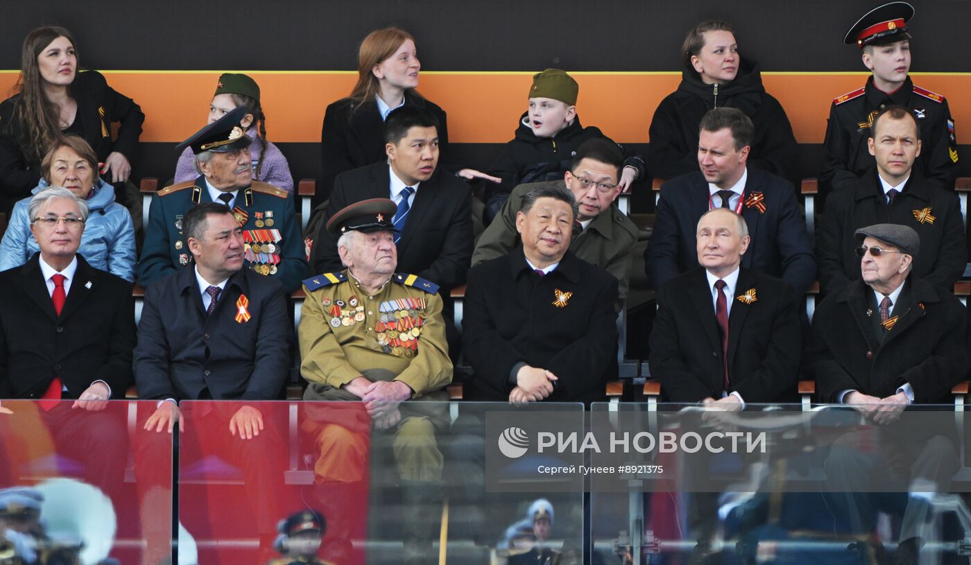 Президент РФ В. Путин и иностранные лидеры на военном параде в честь 80-летия Победы