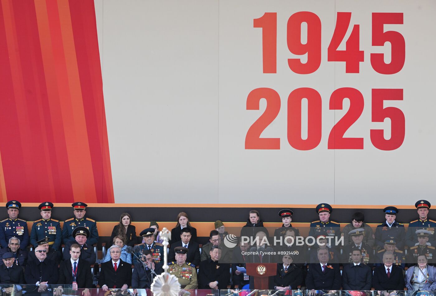 Президент РФ В. Путин и иностранные лидеры на военном параде в честь 80-летия Победы