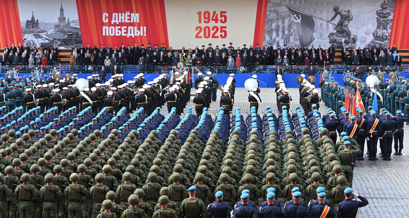 Президент РФ В. Путин и иностранные лидеры на военном параде в честь 80-летия Победы 