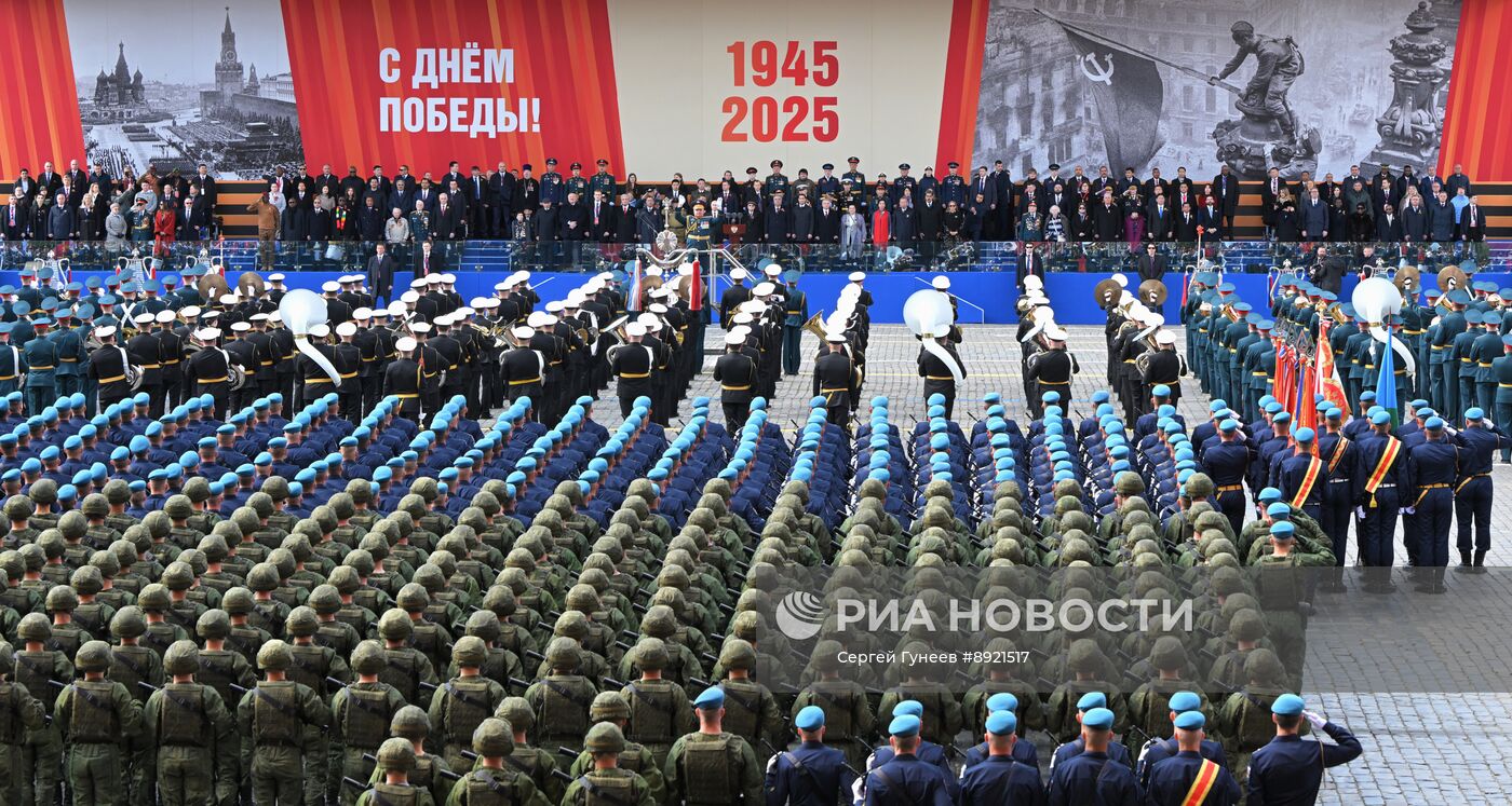 Президент РФ В. Путин и иностранные лидеры на военном параде в честь 80-летия Победы