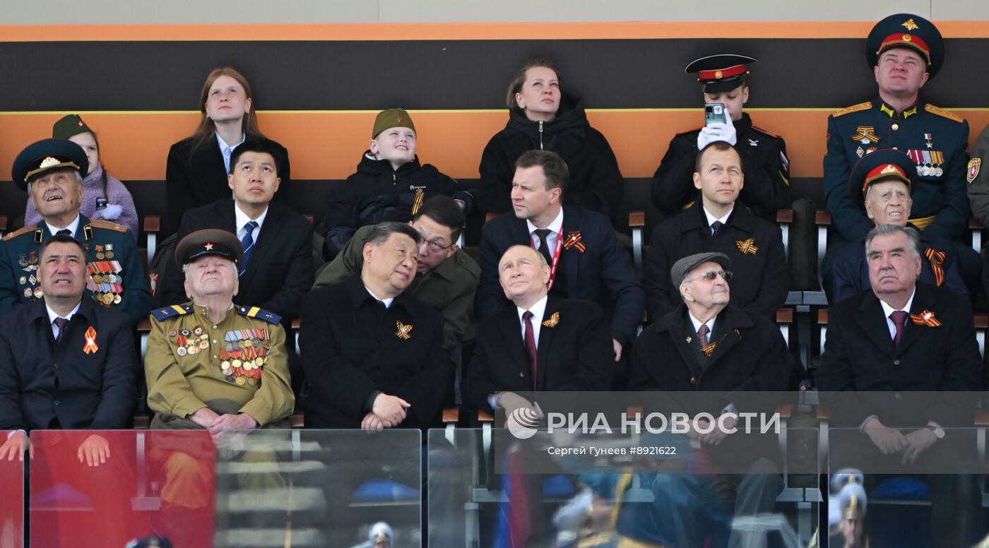 Президент РФ В. Путин и иностранные лидеры на военном параде в честь 80-летия Победы