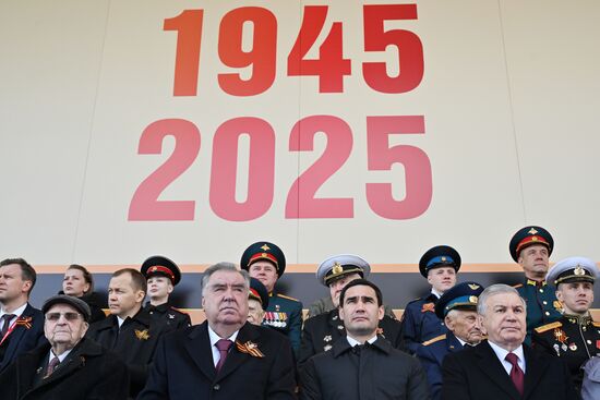 Президент РФ В. Путин и иностранные лидеры на военном параде в честь 80-летия Победы 