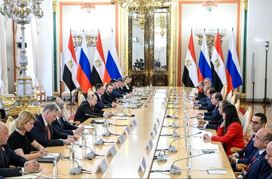 Встреча президента РФ В. Путина и президента Египта Абделя Фаттаха Ас-Сиси