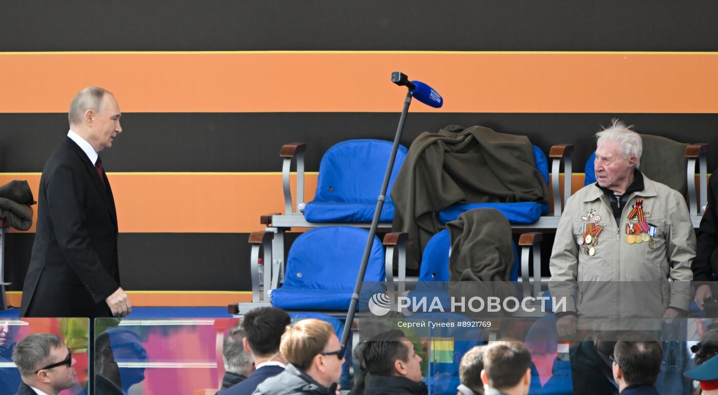 Президент РФ В. Путин и иностранные лидеры на военном параде в честь 80-летия Победы