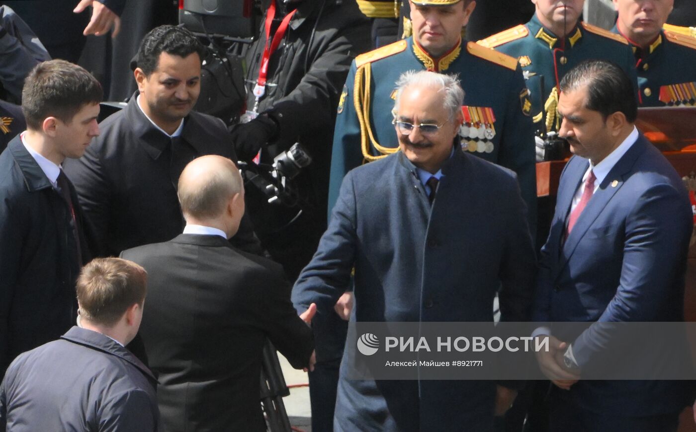 Президент РФ В. Путин и иностранные лидеры на военном параде в честь 80-летия Победы