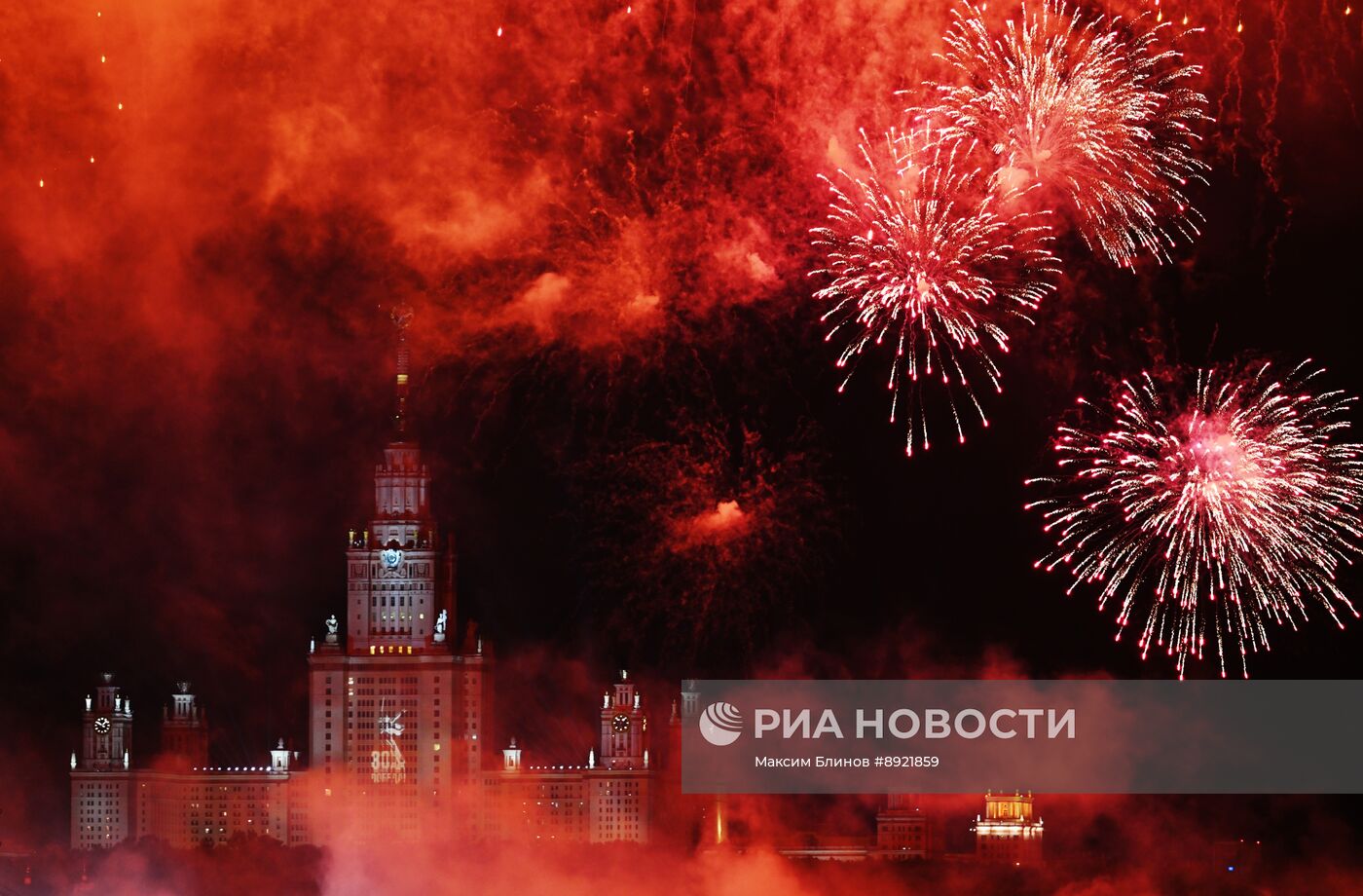 Праздничный салют в Москве в честь Дня Победы