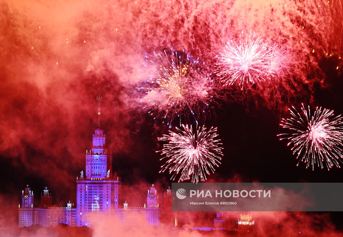 Праздничный салют в Москве в честь Дня Победы