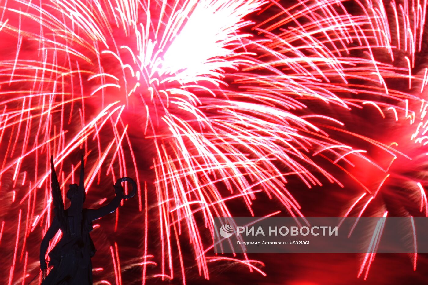 Праздничный салют в Москве в честь Дня Победы