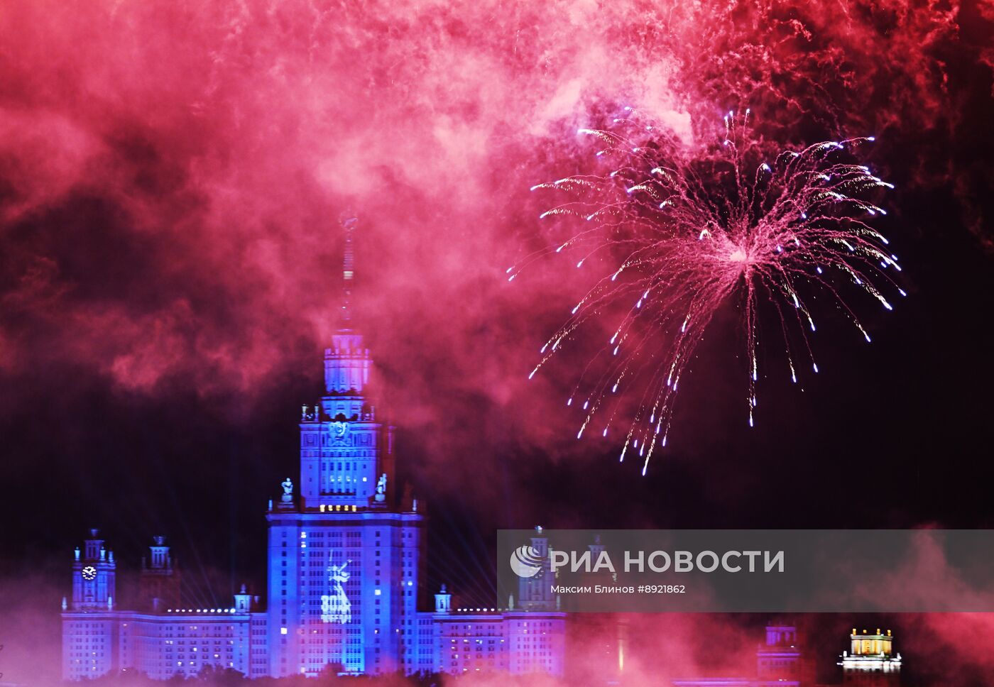 Праздничный салют в Москве в честь Дня Победы