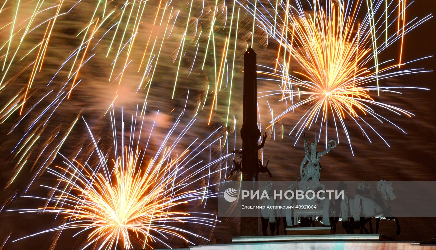 Праздничный салют в Москве в честь Дня Победы