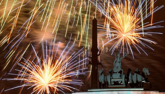 Праздничный салют в Москве в честь Дня Победы