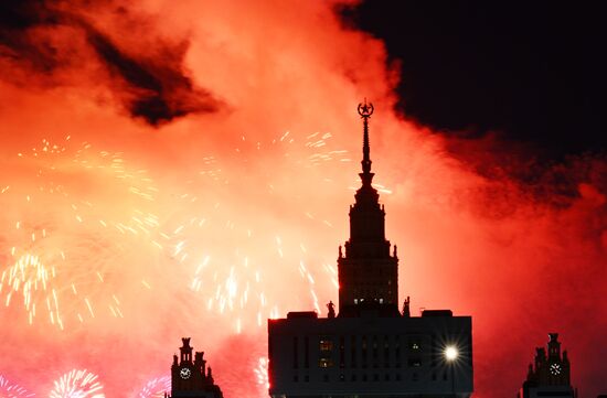 Праздничный салют в Москве в честь Дня Победы