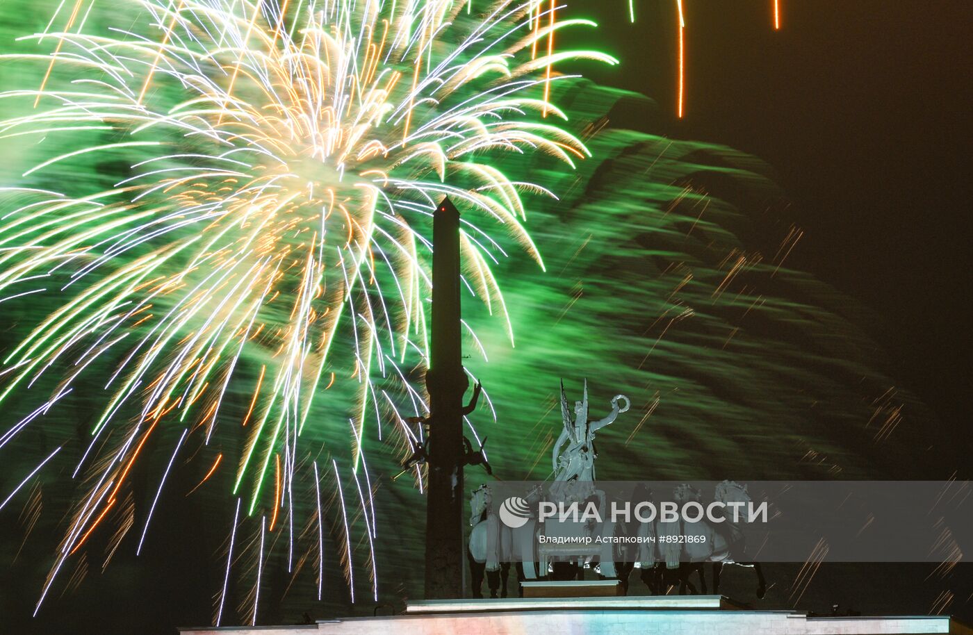 Праздничный салют в Москве в честь Дня Победы