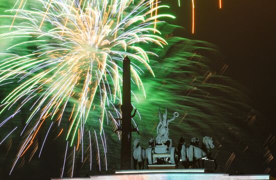 Праздничный салют в Москве в честь Дня Победы