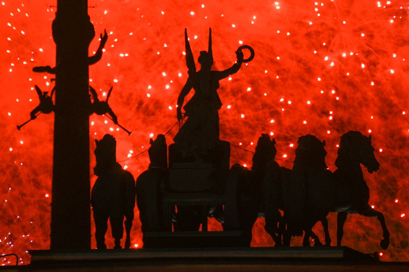 Праздничный салют в Москве в честь Дня Победы