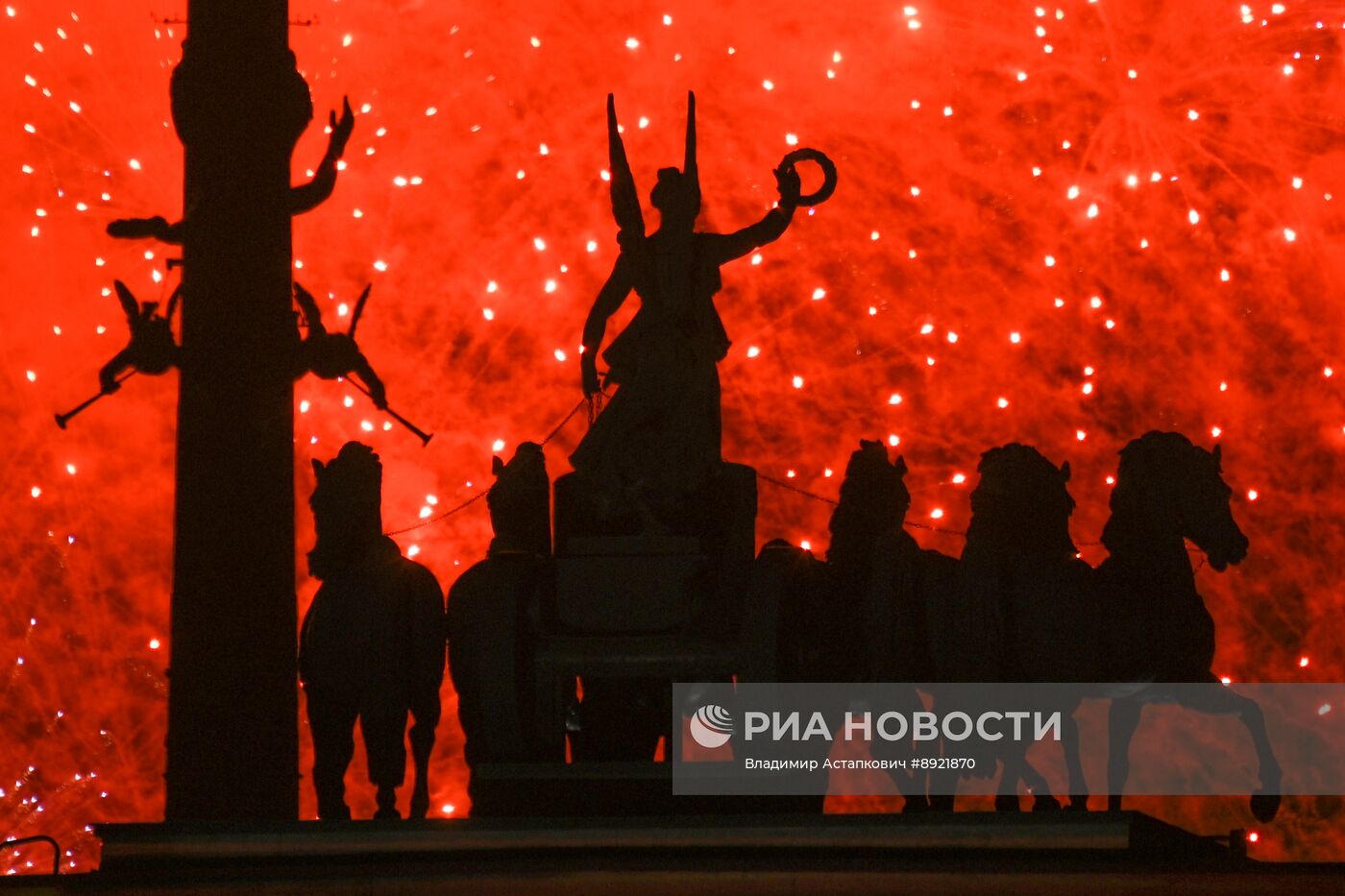 Праздничный салют в Москве в честь Дня Победы