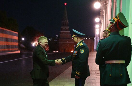 Председатель правительства Словакии Роберт Фицо прибыл в Кремль на встречу с президентом РФ Владимиром Путиным. Второй слева: комендант Московского Кремля генерал-лейтенант Сергей Удовенко. Место: Россия, Москва. Автор: Рамиль Ситдиков/РИА Новости. Встреча президента РФ В. Путина и премьер-министра Словакии Р. Фицо