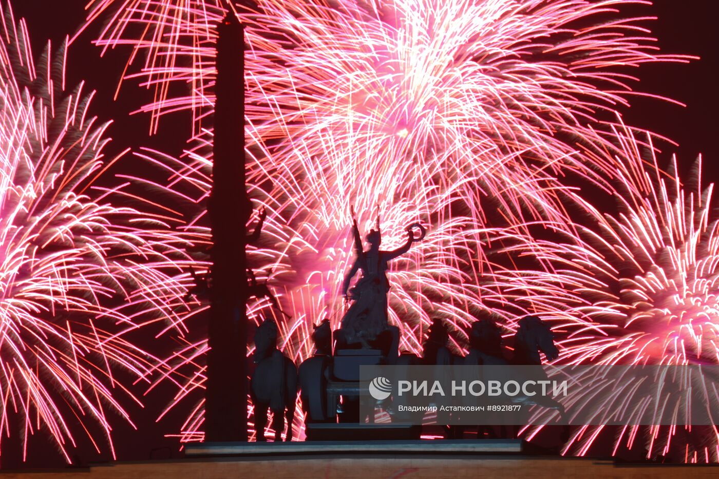 Праздничный салют в Москве в честь Дня Победы