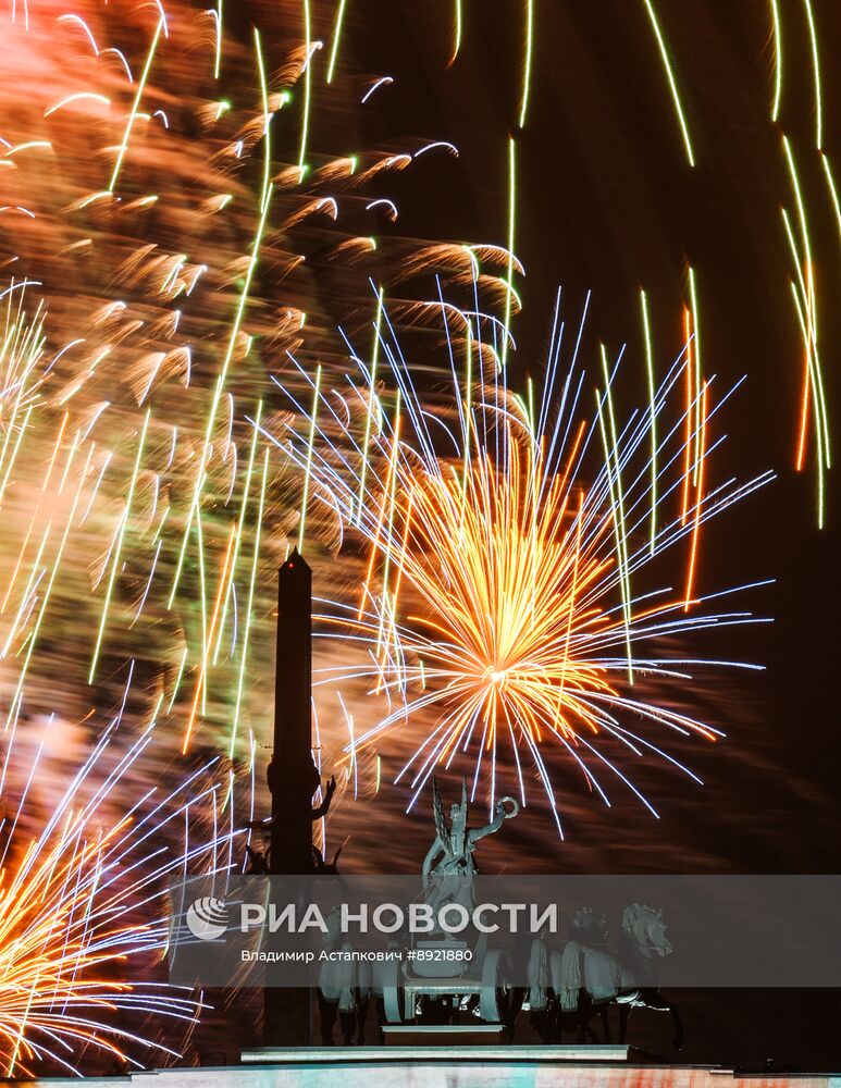 Праздничный салют в Москве в честь Дня Победы