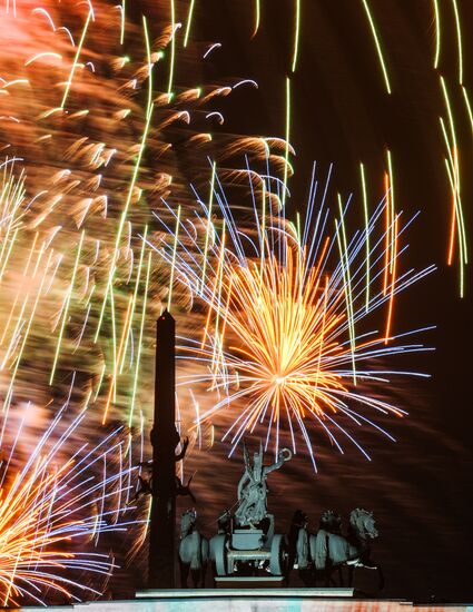 Праздничный салют в Москве в честь Дня Победы