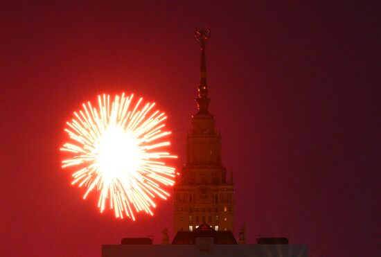 Праздничный салют в Москве в честь Дня Победы