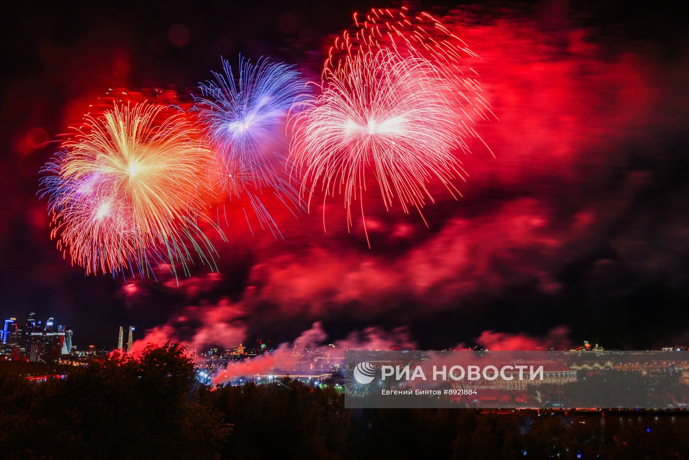 Праздничный салют в Москве в честь Дня Победы